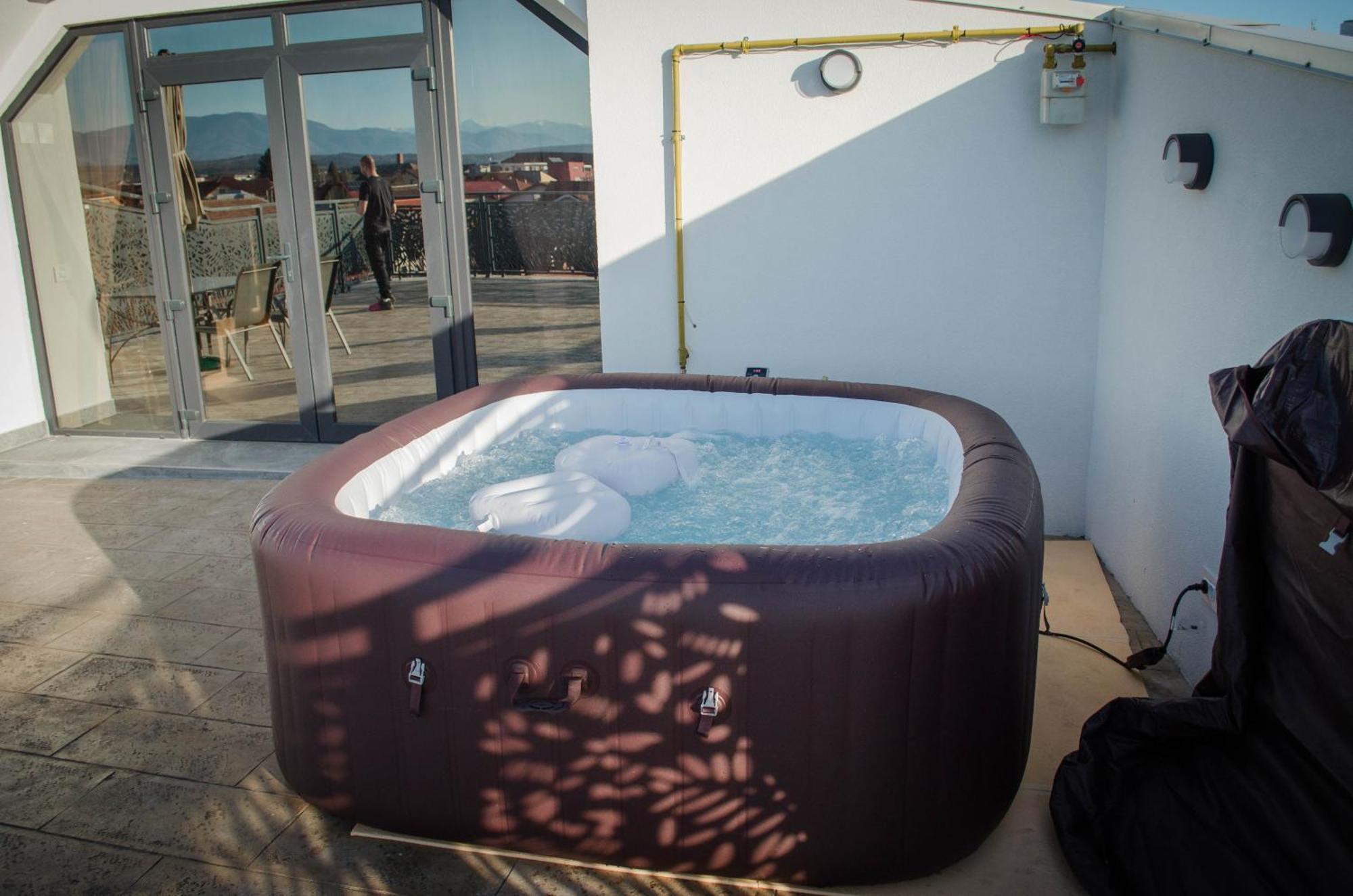 Pentgarden Penthouse Jacuzzi Apartamento Târgu Jiu Exterior foto